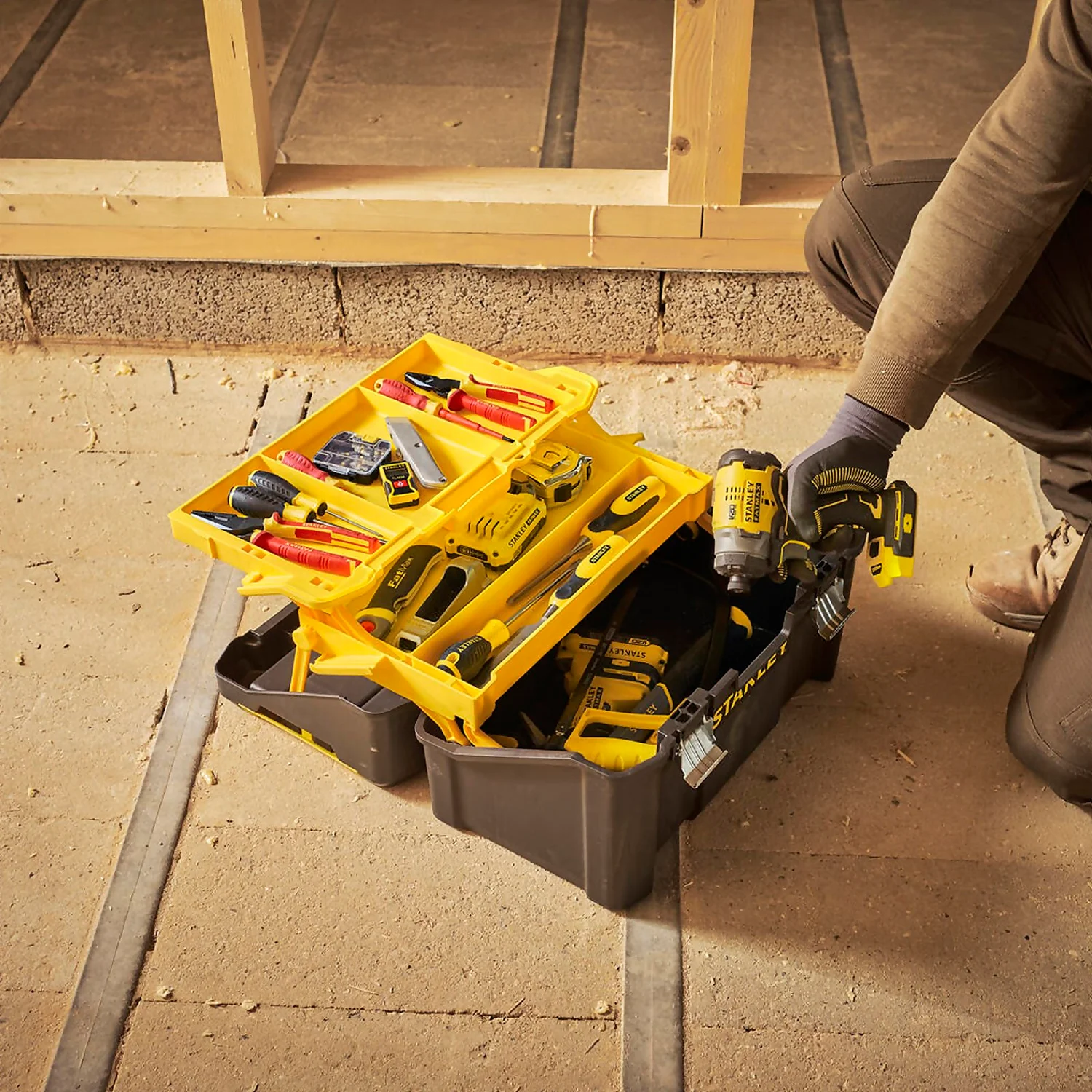 Stanley 19'' Essential Cantilever Toolbox 7 Stanley 19'' Essential Cantilever Toolbox - Image 5